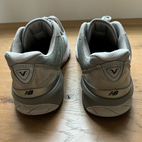 NEW BALANCE® 990v5  size 9 - Picture 5 of 9